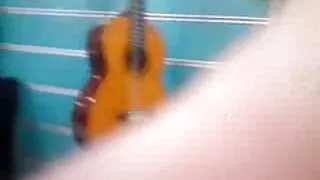 Sportowa Brunetka zrobiła facetowi loda i zerżnęła seks za darmo