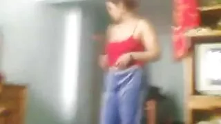 Blondynka podziwia sex pl darmowe jej cycki w lustrze i cicho pieści się