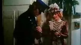 Kapryśna Blondynka erotycznie pognieciony cycki sex film erotyka i łechtaczkę na meble