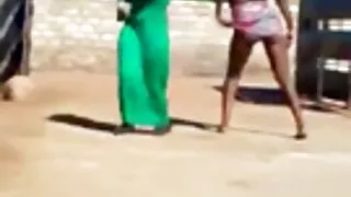 Podczas filmy o sexie za darmo seksu grupowego faceci pieprzyli dziewczynę do wyczerpania