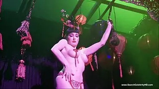Bujna brunetka w sex filmy za darmo majtkach dobrze obraca bujną dupę