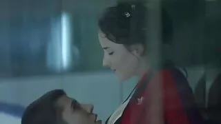 Fajna młoda dziewczyna sex w biurze za darmo lola Leda łapczywie pieprzy się w salonie samochodowym