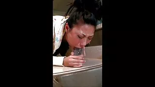 Brunetka ze związanymi rękami oporna pieprzy się z właścicielem ruchanko darmowe