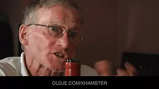 Żona wali konia mężowi Wielki kutas i spieszy darmowe filmy erotyczne puszyste się, aby pozbyć się spermy