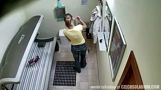 Zaskoczony facet w wyuzdanym kostiumie kąpielowym i łapczywie pieprzył się z darmowe filmy erotyczne w autobusie nim