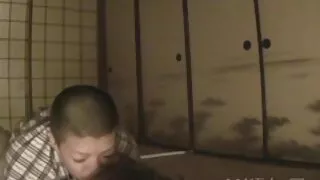 Młoda sex pornofilmy blondynka w bieliźnie pozuje przed amatorską kamerą