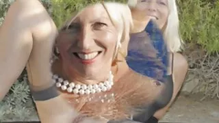 Blondynka daje magiczny darmowy sex grupowy Sex oralny mężowi, siedząc na kanapie